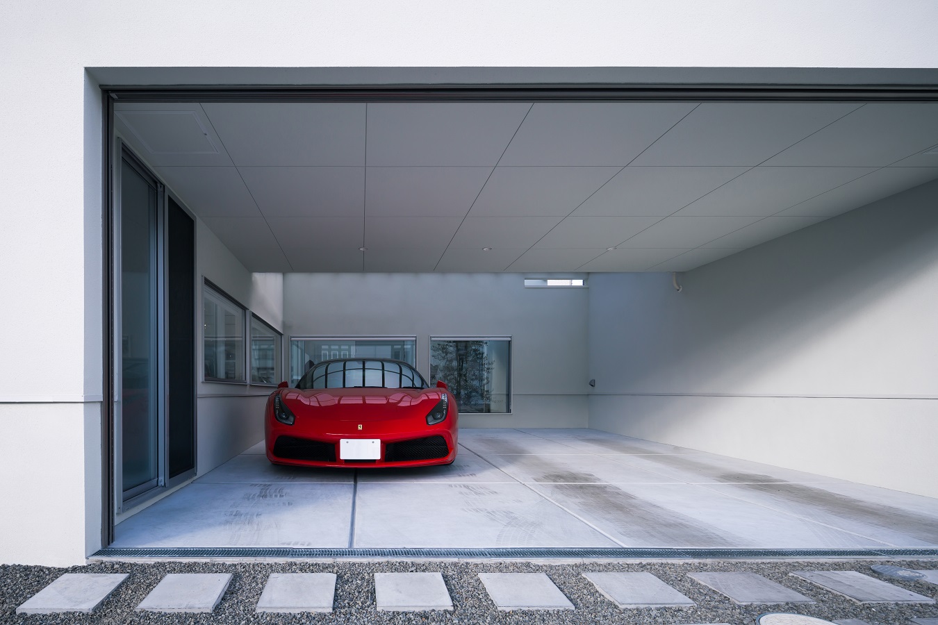 赤い車のある白い家 大阪府 建築実例 建築設計事務所 Kadel